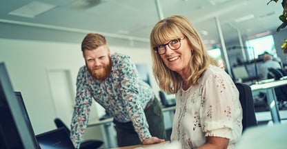 To kolleger sidder på computer