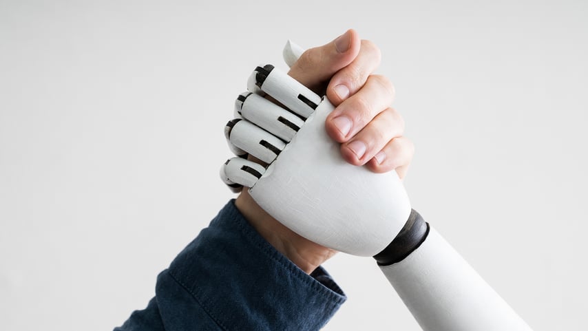 Robot og mand giver hånd